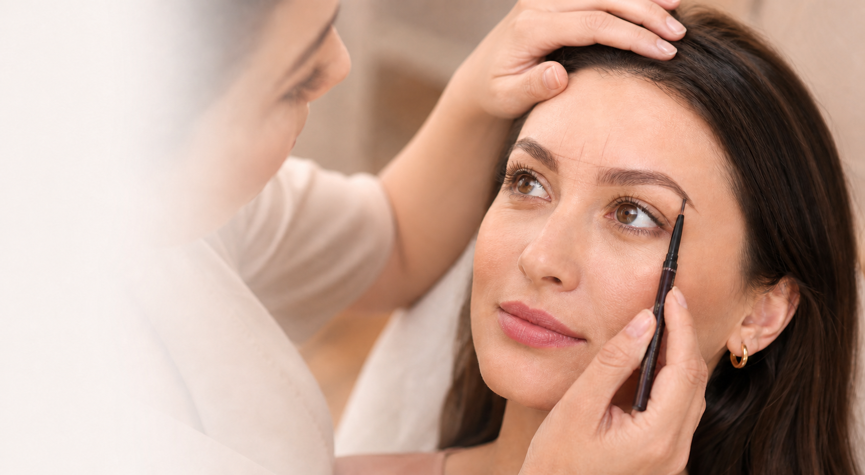 Präzise Vorzeichnung für ein natürliches Permanent Make-up